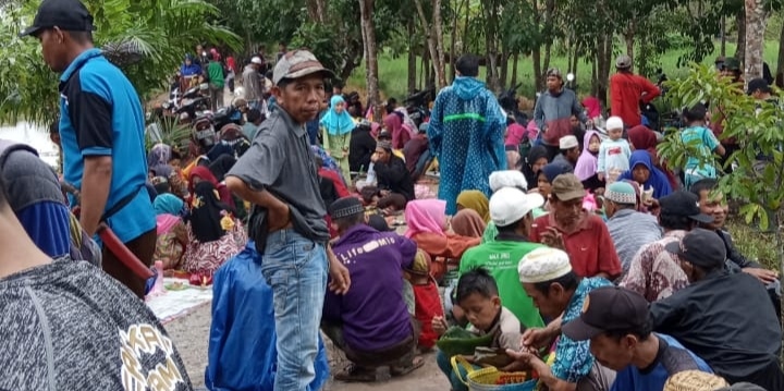  Pertahankan Tradisi, Warga Desa Limamar Sambangi Sawah di Bawah Guyuran Hujan 